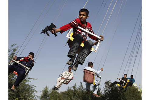 Junge mit Spielzeugwaffe