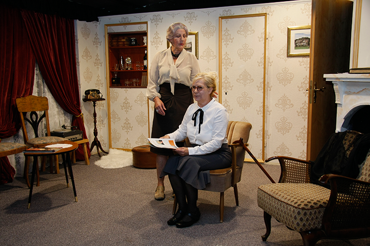 Scheinbare Harmonie zwischen Letitia Blacklock (Wilma Gier) und Dora Bunner (Iris Gach)