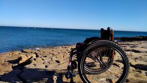 Rollstuhl vor tollem Panorama