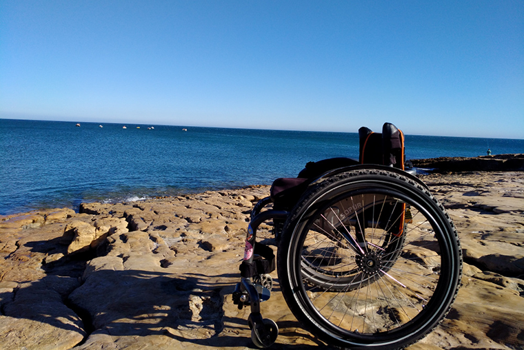 Rollstuhl vor tollem Panorama